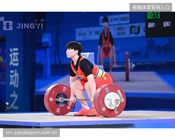 举重青年破纪录，替补席惊呆全队